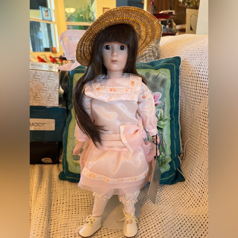 Musical porcelain doll Silvestri Pink and White Doll with Straw Hat